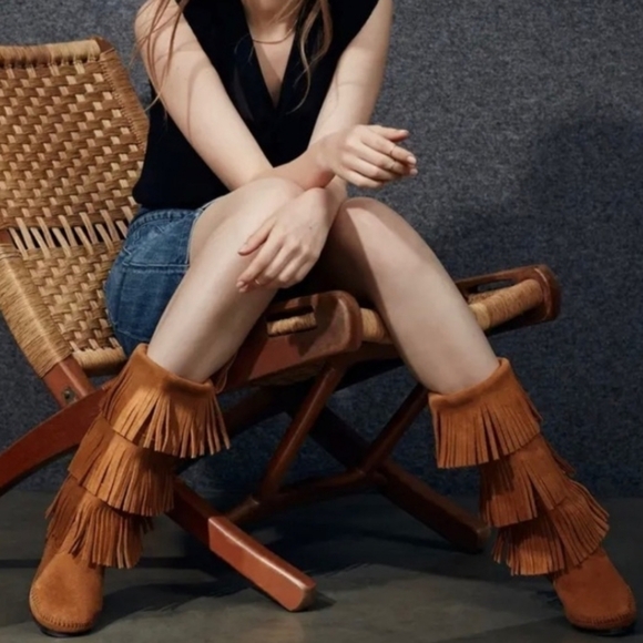 Gorgeous MINNETONKA 1632 Tall Tust Brown 3 Tier Fringed Moccasin Boot 8 - Picture 1 of 13